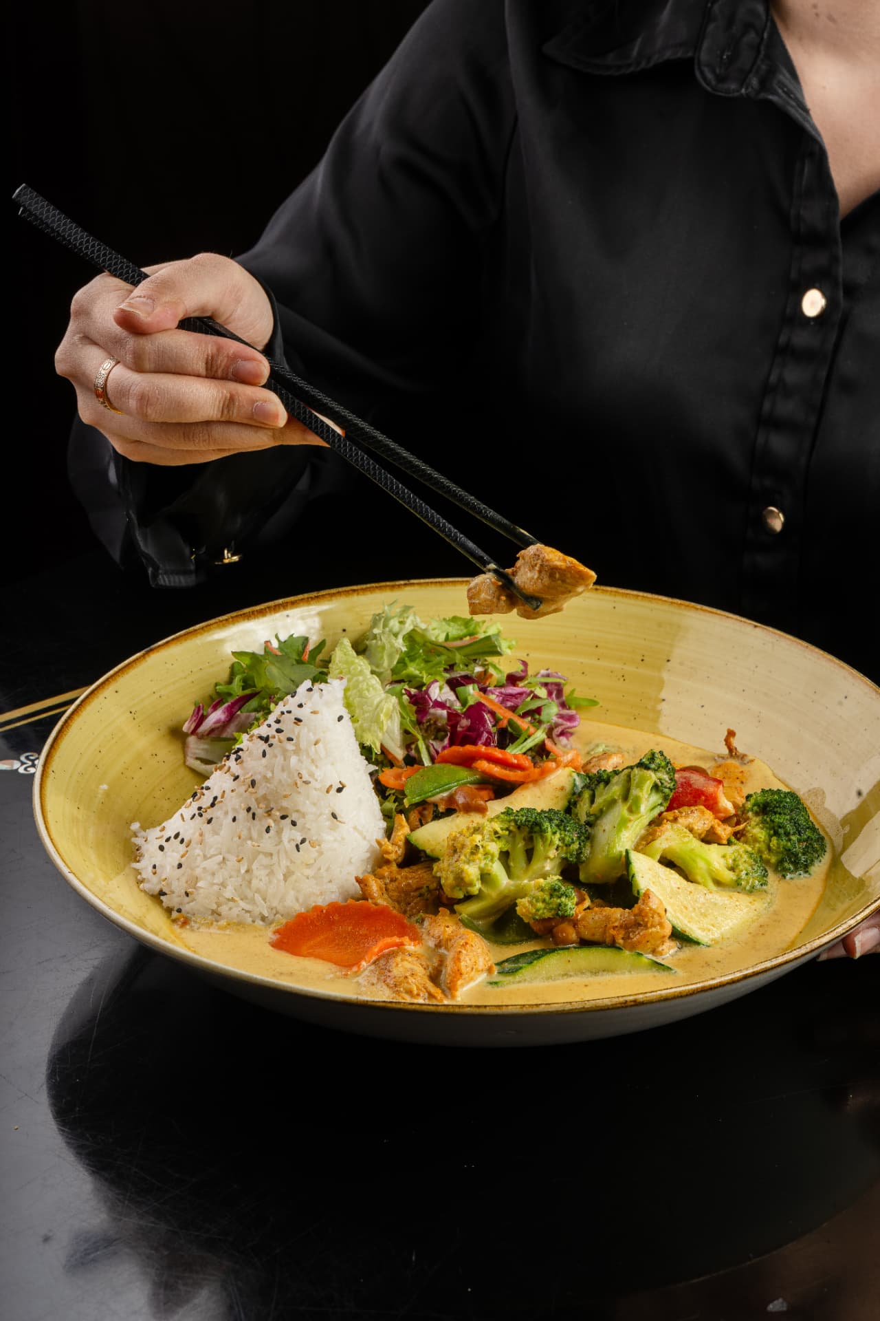 Hähnchen-Curry mit Reis und Salat, mit Stäbchen angerichtet bei TOGAO