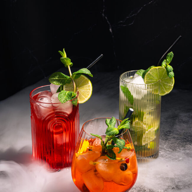 Cocktails bei gedämpftem Licht